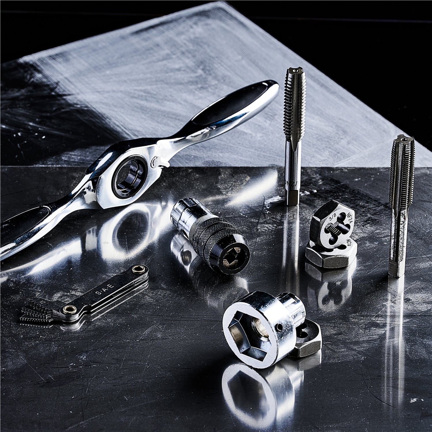 SAE Ratcheting Tap and Die Set